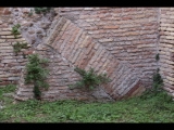 03058 ostia - castrum - decumanus maximus - caseggiati del portico delle mura del castrum (i,i,1) - westlicher raum an der via di diana - detail an der suedseite - 09-2022.jpg